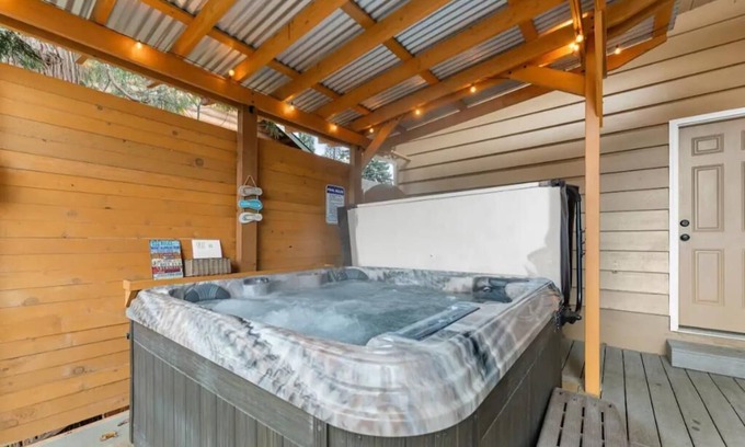 Grants Pass House | Pool/Hot Tub/75 inch TV/1000mbps/Brand New