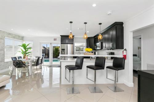 Driftwood House | Pool House 3B-2B King Bed - BBQ - EV