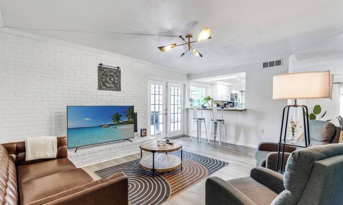Meadows Place House | Pool House - 5-Bed- Pergola- Sunroom-Pet Friendly