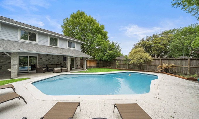 Barker House | Pool Houston Getaway | Games | WiFi | BBQ | Yard
