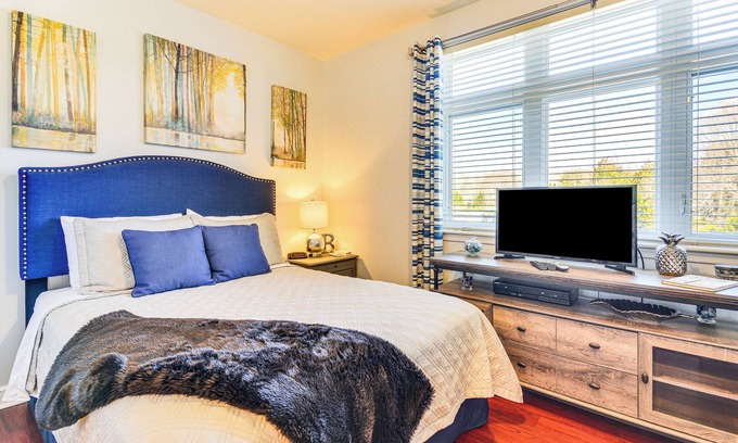 Huddleston Apartment | Pool & Lake Access: Mariners Landing Resort Studio