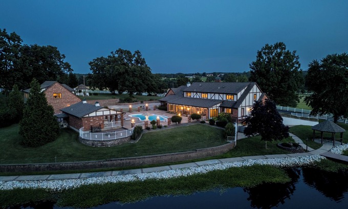 De Soto House | Pool, Lake & Patio: Sweeping De Soto Estate