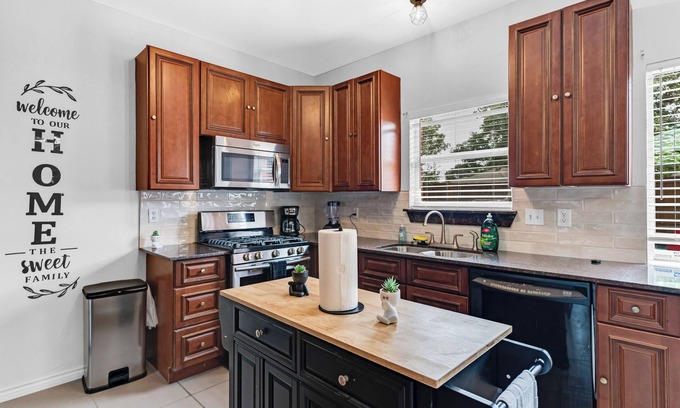 Rowlett House | Pool retreat 5BA 2.5BA 4 King bed near lake