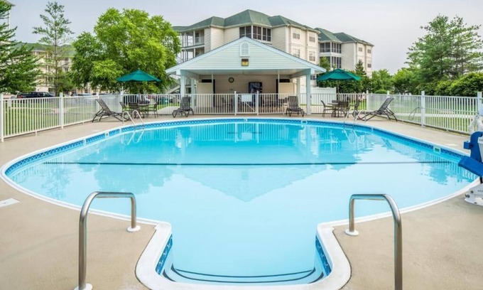 Table Rock Condo | Pool, secluded but mins to strip NO stairs Fishing