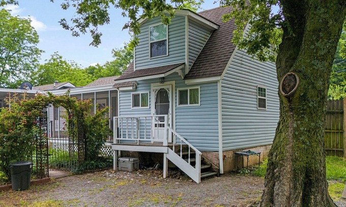 Adair House | Pool Side Guest House On Lake Hudson Near Pryor