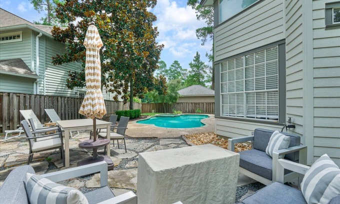 The Woodlands House | Pool & Spa – The Woodlands Gem