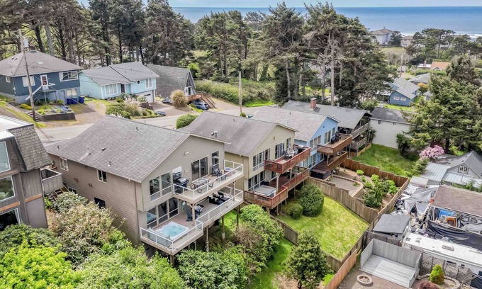 Lincoln City House | Pool Table, Hot Tub, Two Queen Suites and Double Deck in North Lincoln City!