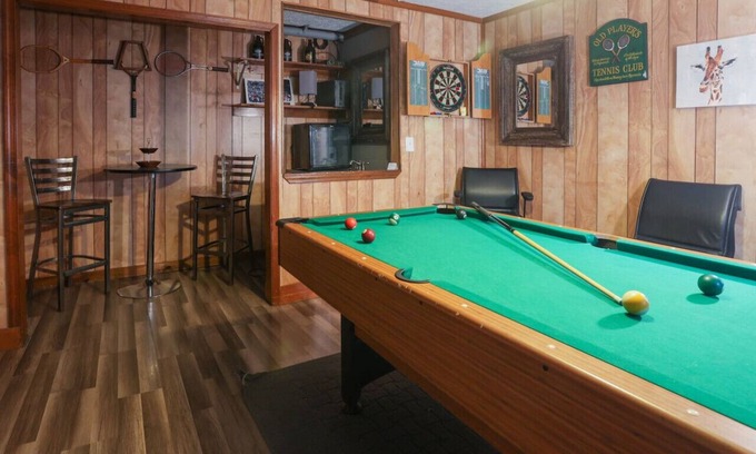 Spottswood House | Pool-Table-Hot Tub-Fire Pit