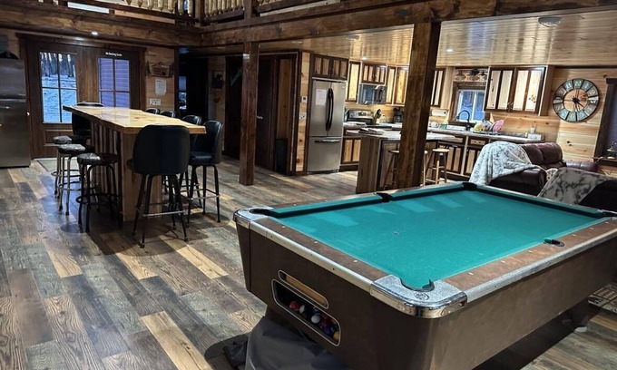 Milan Cabin | Pool Table! Pet Friendly! Lakeside!-Unique Getaway!
