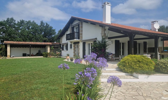 Ascain House | Pool villa with Rhune view, just a few minutes from the beach, tennis court and golf course