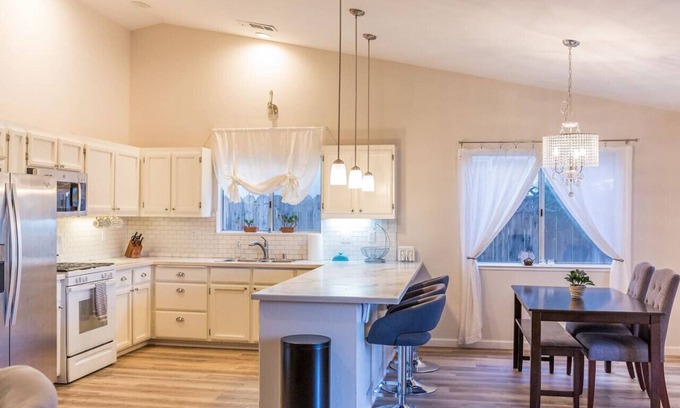 Columbia House | Pool (w/opt. fence) + 4BR + En Route to Lassen