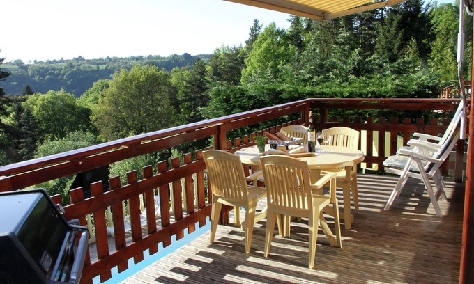 Plantades House | Poolside Bliss Near Lake