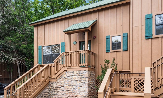 Branson Cabin | Poolside Cabin Getaway in Branson