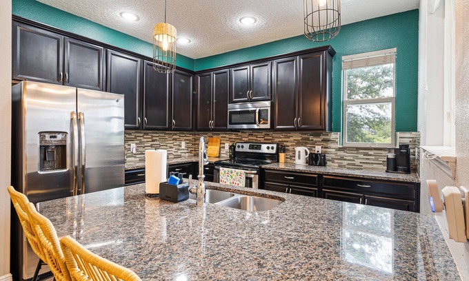 West Haven House | Poolside Haven: BBQ - 6bd - 15mins to Disney World