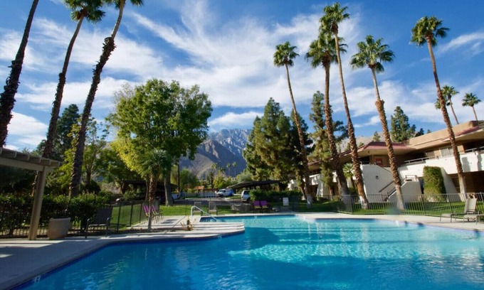 Racquet Club West Condo | Poolside Palm Springs Getaway