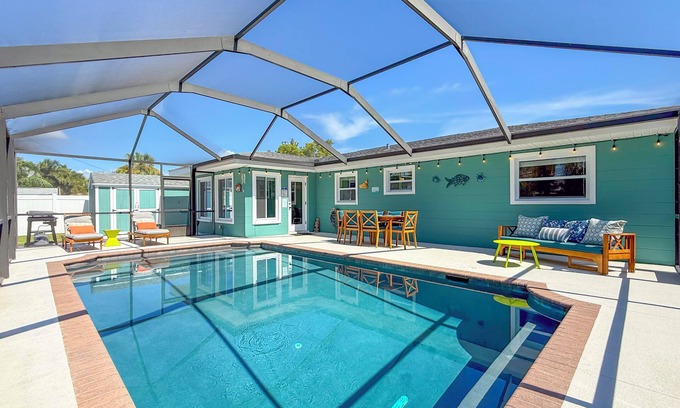 Seminole House | Poolside Tropical Retreat - 5 minutes to the beaches