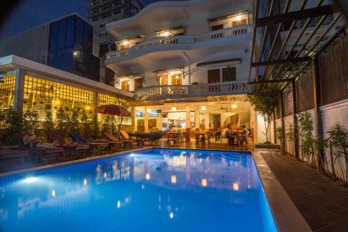 Chamkar Mon Hotel | Poolside Villa