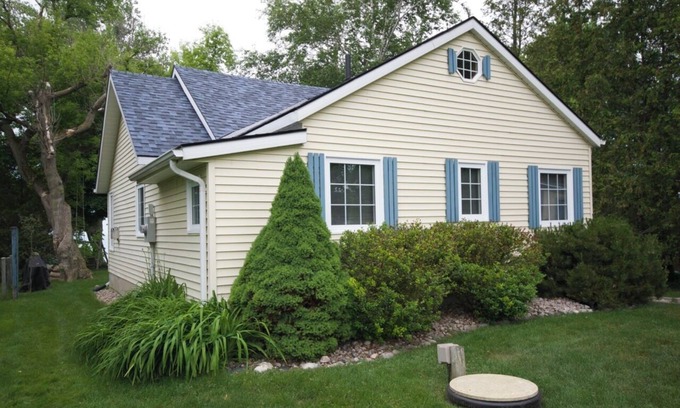 Dashwood Cottage | Poplar Beach Lakefront Cottage!