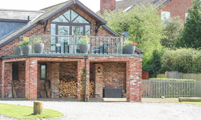 Chester Cottage | POPLAR FARM STUDIO, pet friendly, with hot tub in Aldford