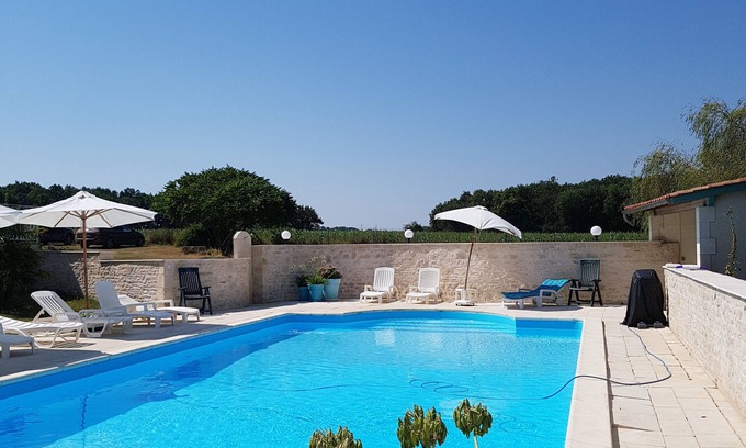 Saint-Pierre-d'Amilly House | Poppies gite with 3 bedrooms for 8 people.