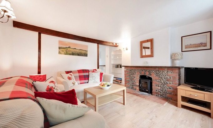 Briston House | Poppy Cottage - Three Bedroom House, Sleeps 5