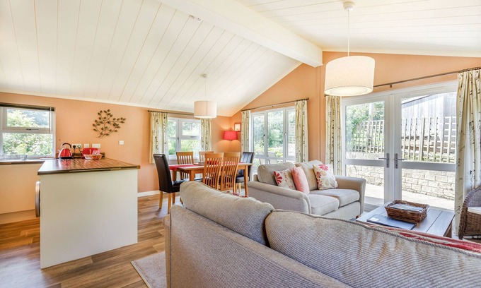 Charlton Horethorne Cottage | POPPY LODGE, pet friendly, with a garden in Charlton Horethorne