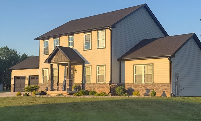 Bellmore House | Popular: 5 bed, 3.5 bath - Country Oasis