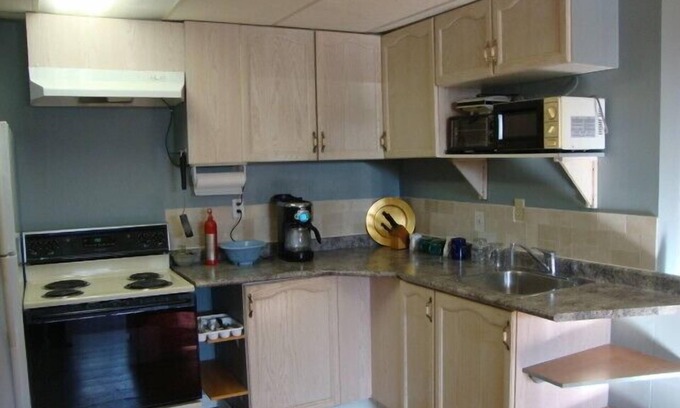 Port Hope House | Port Hope Six Bedroom Furnished Home - Ontario, Canada