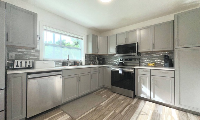 Ocala House | Posh Playhouse-Fenced Retreat-Gym-PingPong-King Beds-Fully Equipped-250Mbps WiFi