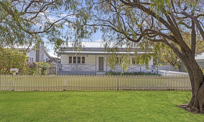 Busselton House | Possum Cottage on Adelaide St, 3 bedroom 2 bathroom walk to beach jetty and town