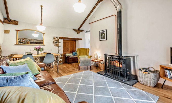 Black Torrington House | Pratts Barn - Two Bedroom House, Sleeps 4