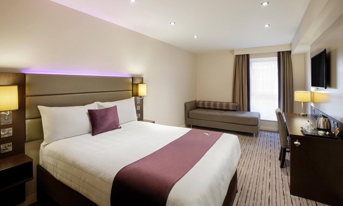 Kings Langley Hotel | Premier Inn Kings Langley