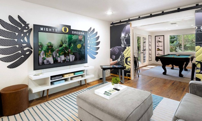 Harlow House | Premier Location: Group-Friendly, Walk to Autzen!