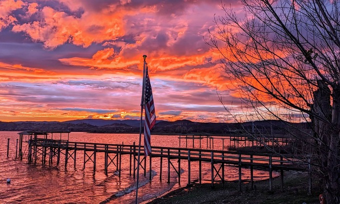 Upper Lake House | Premier Northshore Birdwatching Lakefront Home