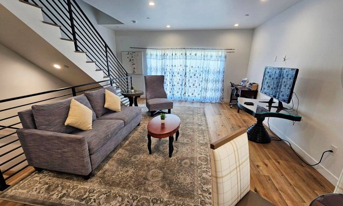 East Hollywood House | Premiere 5 bedroom Place in Hollywood, free AC, WiFi and Parking