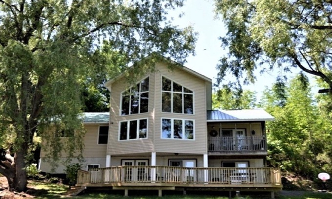Frontenac Cottage | Premiere Kingsford Lake Cottage