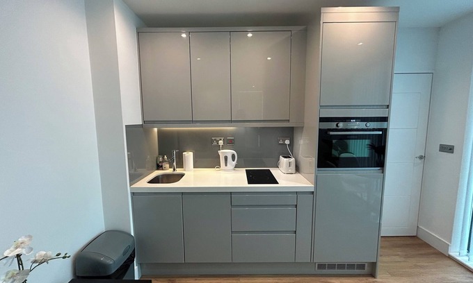 Hanger Hill Apartment | Premium 2 Bed - Near Hanger Lane Station Sky Sport And Movies