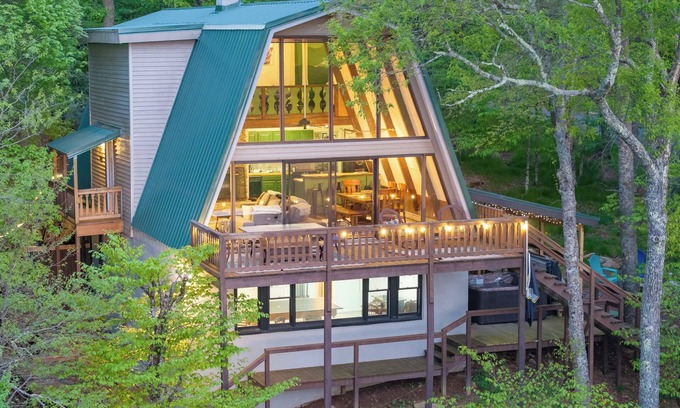 Beech Mountain Cabin | Press Pause | Hot Tub + Epic Mountain Views