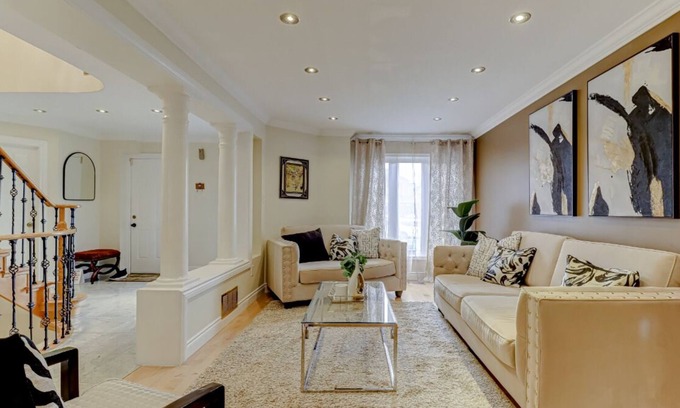 East Credit Hotel | Prestige Manor – 6BR | Sunroom | 3400 Sqft