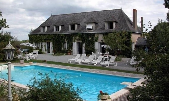 Val-du-Layon Cottage | PRESTIGIOUS COTTAGE WITH HEATED POOL, POOL TABLE AND GAMES ROOM