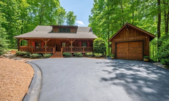 Sapphire Cabin | Prestine Log Cabin Sapphire Valley, NC Blue Ridge Mountains