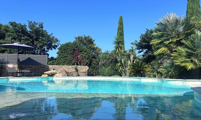 Ensues-la-Redonne House | Pretty provencal villa on wooded grounds with architect-designed swimming pool near the sea