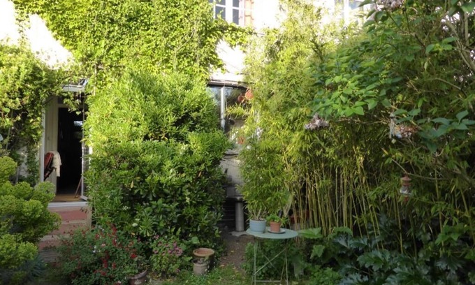 La Rochelle House | Pretty, quiet artist's house with garden