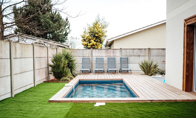 Audenge Villa | Pretty quiet villa with swimming pool and table football