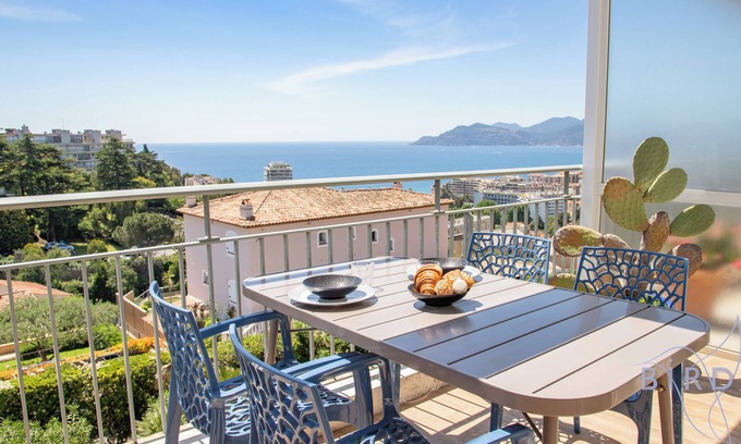 Cannes La Bocca Apartment | PRETTY STUDIO WITH SEA VIEW A/C, SWIMMING POOL, TENNIS