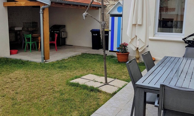 Port District House | Pretty vacation home close to the beach and shops, not overlooked