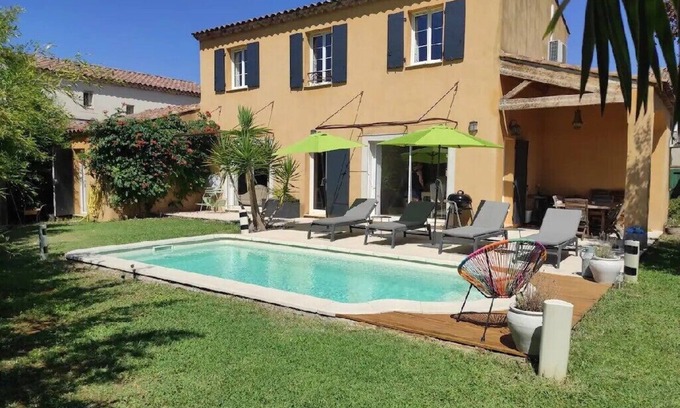 Pelissanne Villa | Pretty villa with pool in Provencal village