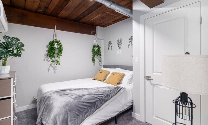 Providence Apartment | Prime 2BR Brown, Dining, Nurses, Hospital Close