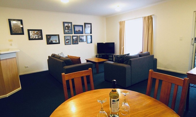 North Adelaide Apartment | Prime Location | 2BR Grand Apt | Courtyard | North Adelaide | Near CBD Events + Private Parking