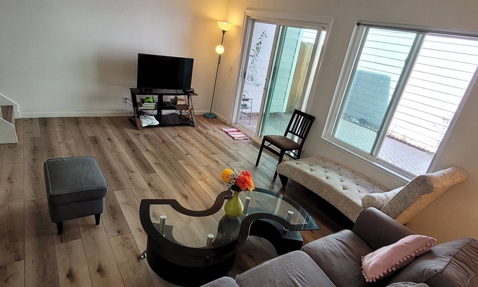 Pleasanton House | Prime location - 2-bedroom townhome in Pleasanton with AC, WiFi